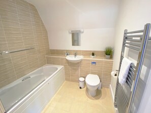 Departamento ejecutivo | Baño | Tina con regadera, secadora de cabello, toallas, jabón 