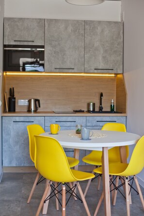 Departamento de lujo | Cocina privada | Refrigerador, microondas, parrilla de estufa y cafetera y tetera 