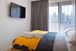 1 slaapkamer, geluiddichte muren, een strijkplank/strijkijzer