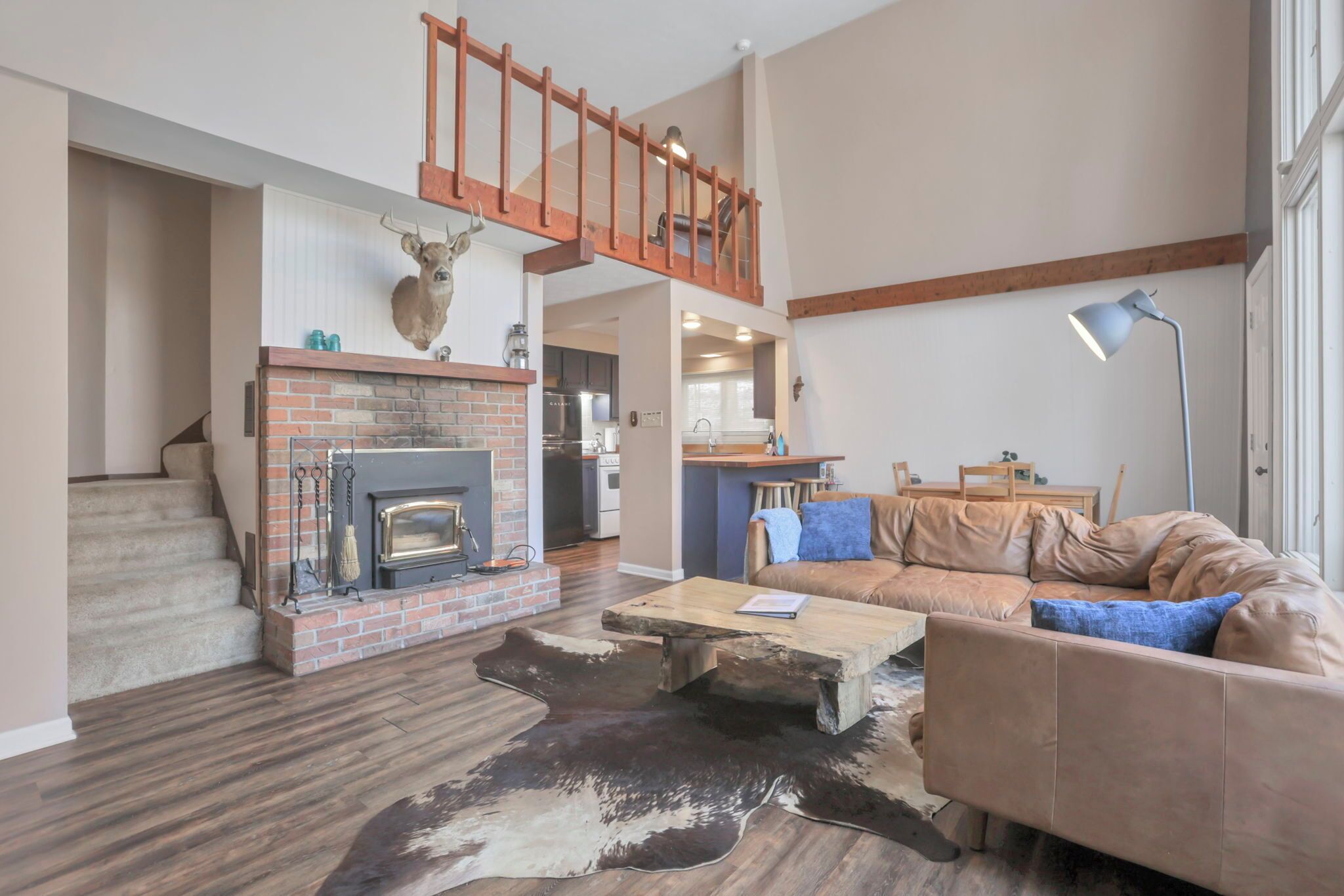 TV, peis, DVD-spiller og bøker