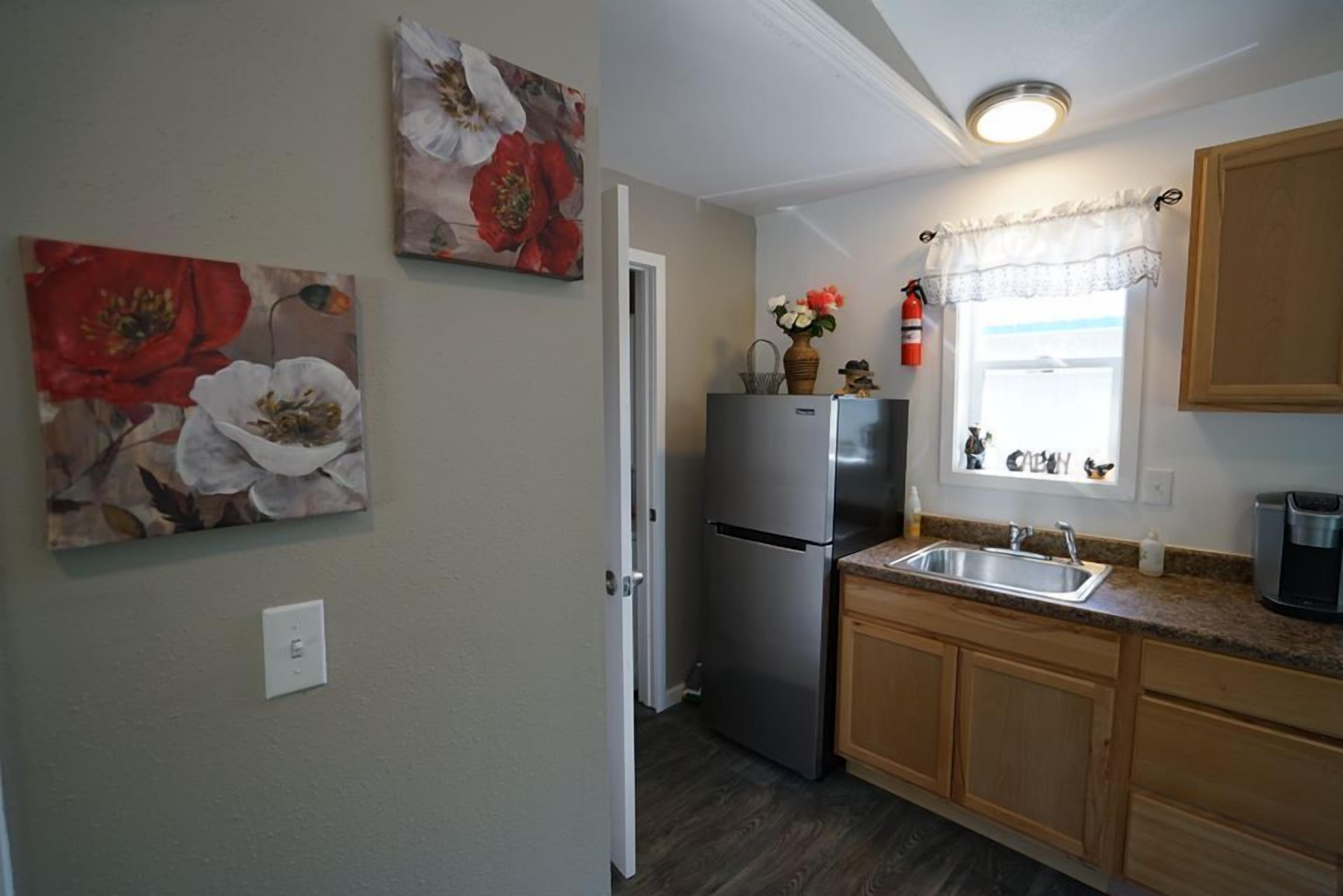 Deluxe Cabin, 1 Bedroom | Private kitchen | Fridge, microwave, oven, stovetop