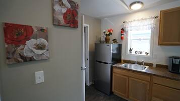 Deluxe Cabin, 1 Bedroom | Private kitchen | Fridge, microwave, oven, stovetop