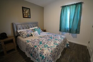 Ropa de cama de alta calidad y caja de seguridad en la habitación 