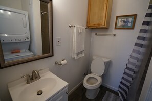 Deluxe Cabin, 1 Bedroom | Bathroom