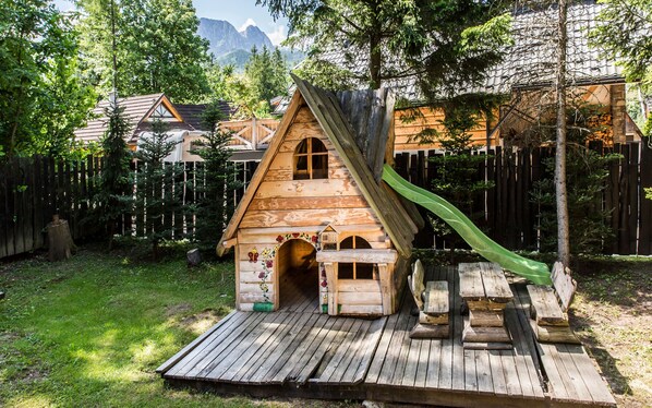 Children’s play area – outdoor