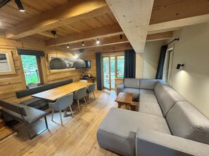 キャビン 3 ベッドルーム | リビング エリア | 40 インチの液晶テレビ (デジタル放送視聴可)、テレビ、暖炉