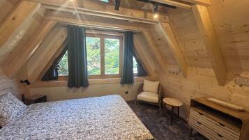 3 bedrooms, individually decorated, laptop workspace, iron/ironing board