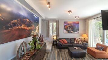 Smart-TV, Kamin, TischfuĂball, Tischtennisplatte