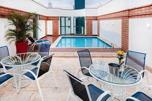 Piscine extérieure, parasols de plage, chaises longues