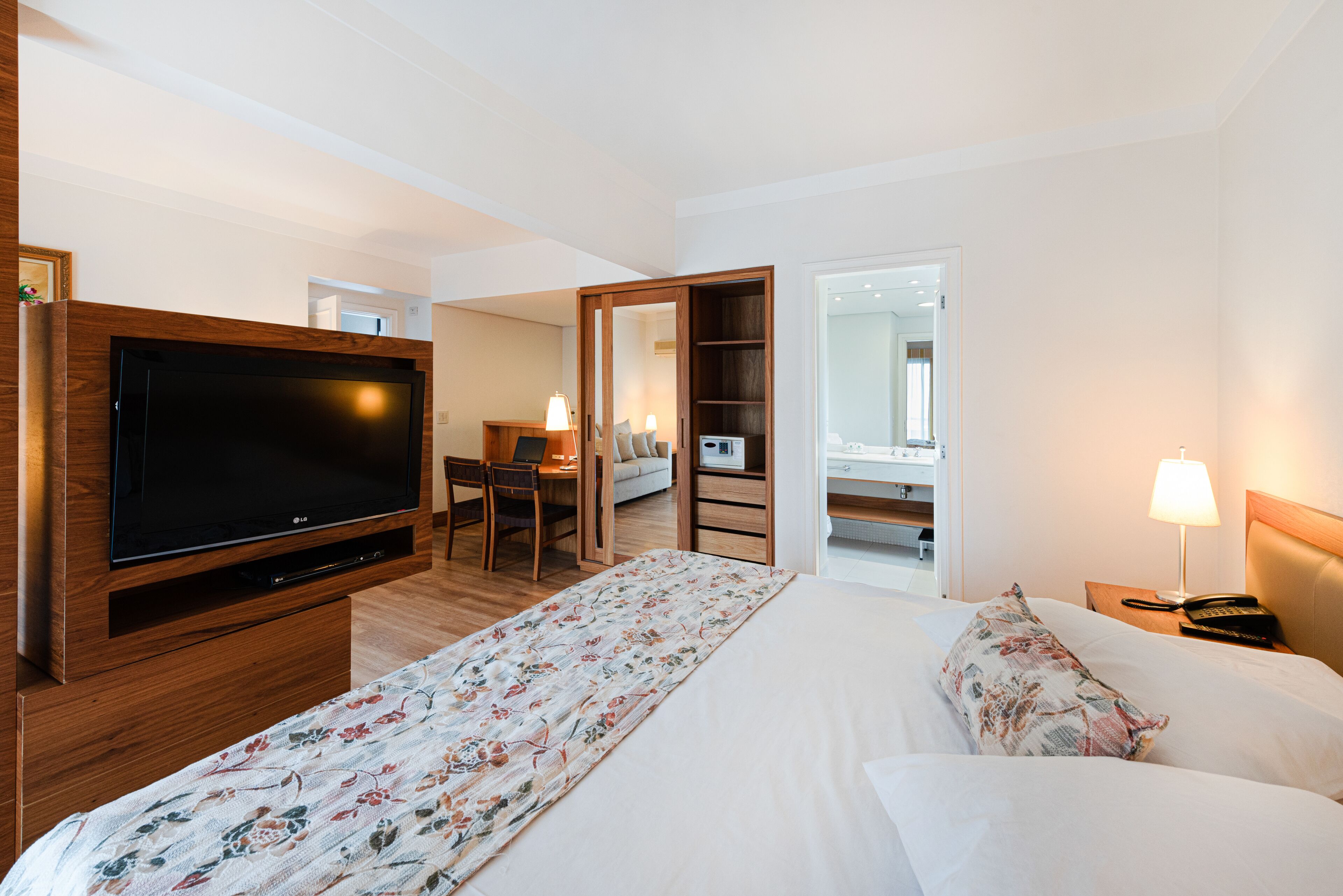 superior studio suite, 1 queen bed (studio) | in-room safe, desk, laptop workspace, blackout curtains