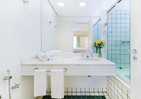 Deluxe Suite, 1 Queen Bed | Bathroom | Hair dryer, towels, soap, shampoo