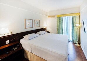 豪華套房, 1 張加大雙人床 | 房內夾萬、書桌、手提電腦工作空間、遮光窗簾/窗簾