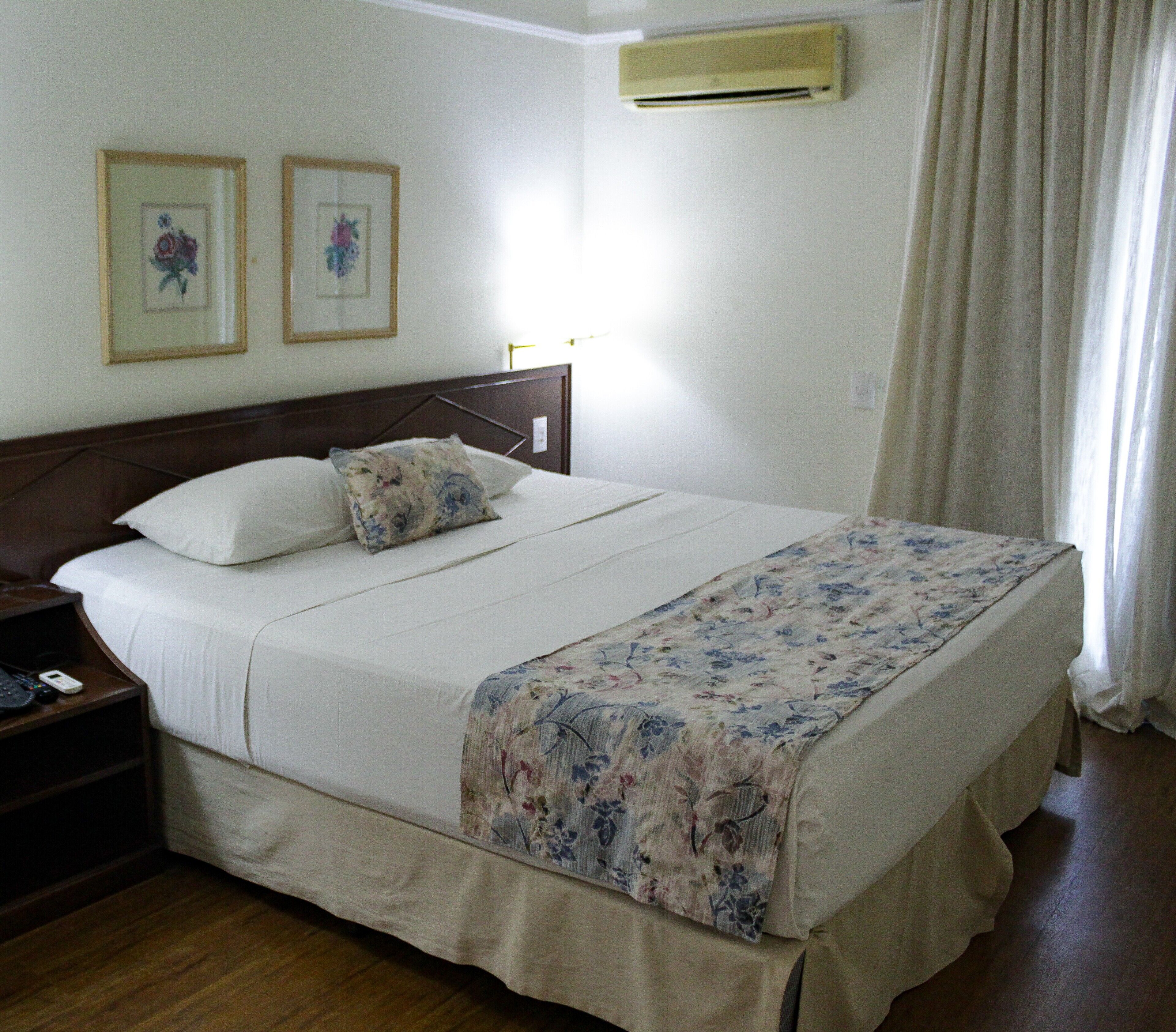 Standard Suite, 1 Queen Bed (Queen) | In-room safe, desk, laptop workspace, blackout drapes