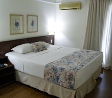 Standard Suite, 1 Queen Bed (Queen) | In-room safe, desk, laptop workspace, blackout drapes