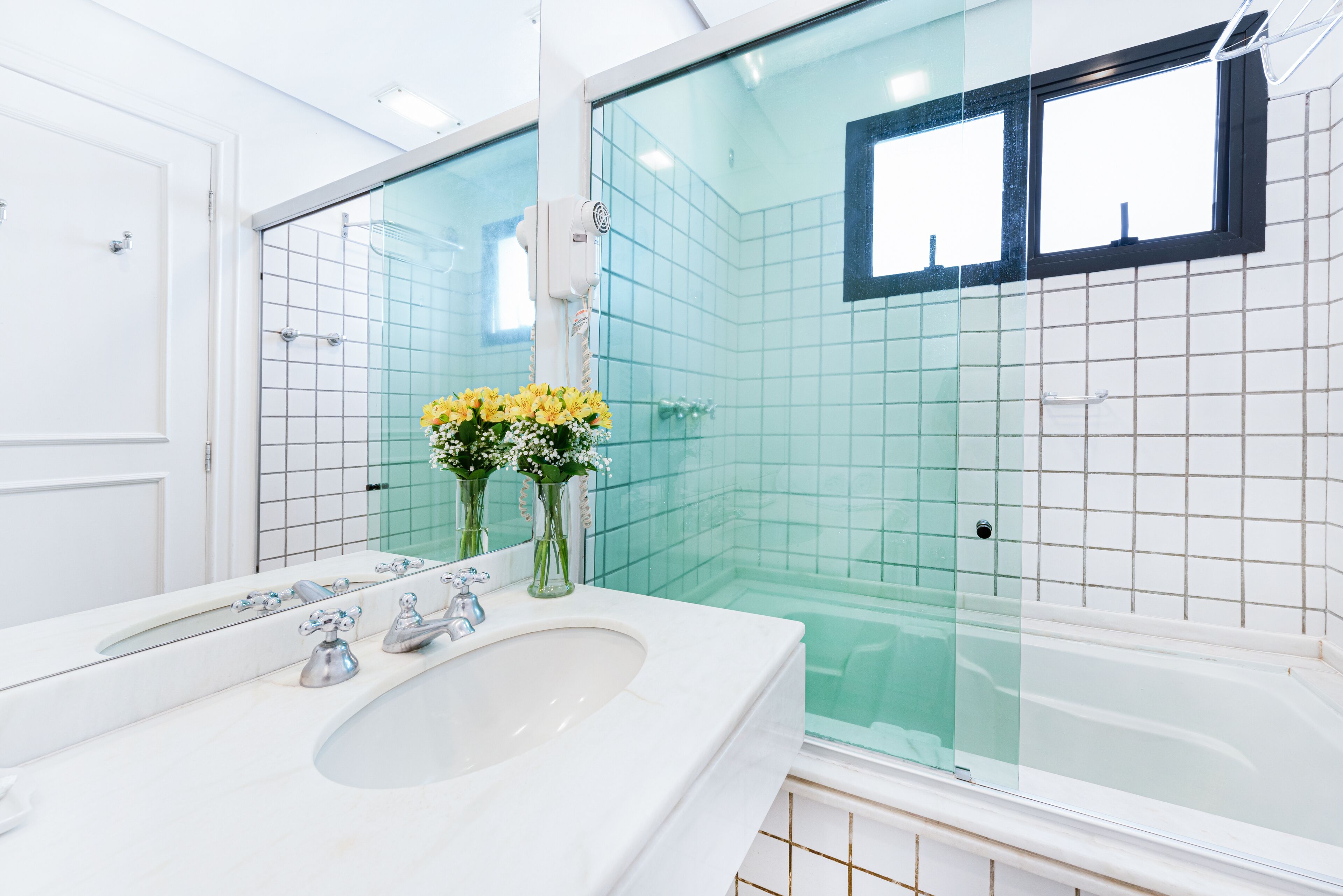 deluxe suite, 1 queen bed | deep-soaking bathtub