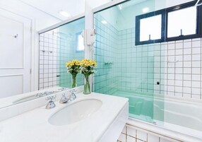 Deluxe Suite, 1 Queen Bed | Bathroom | Hair dryer, towels, soap, shampoo