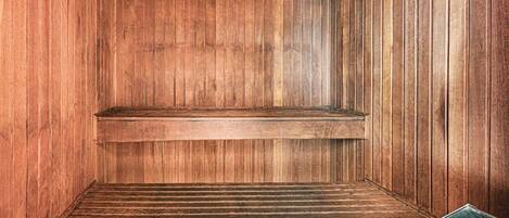 Una sauna con paredes y bancos de madera.