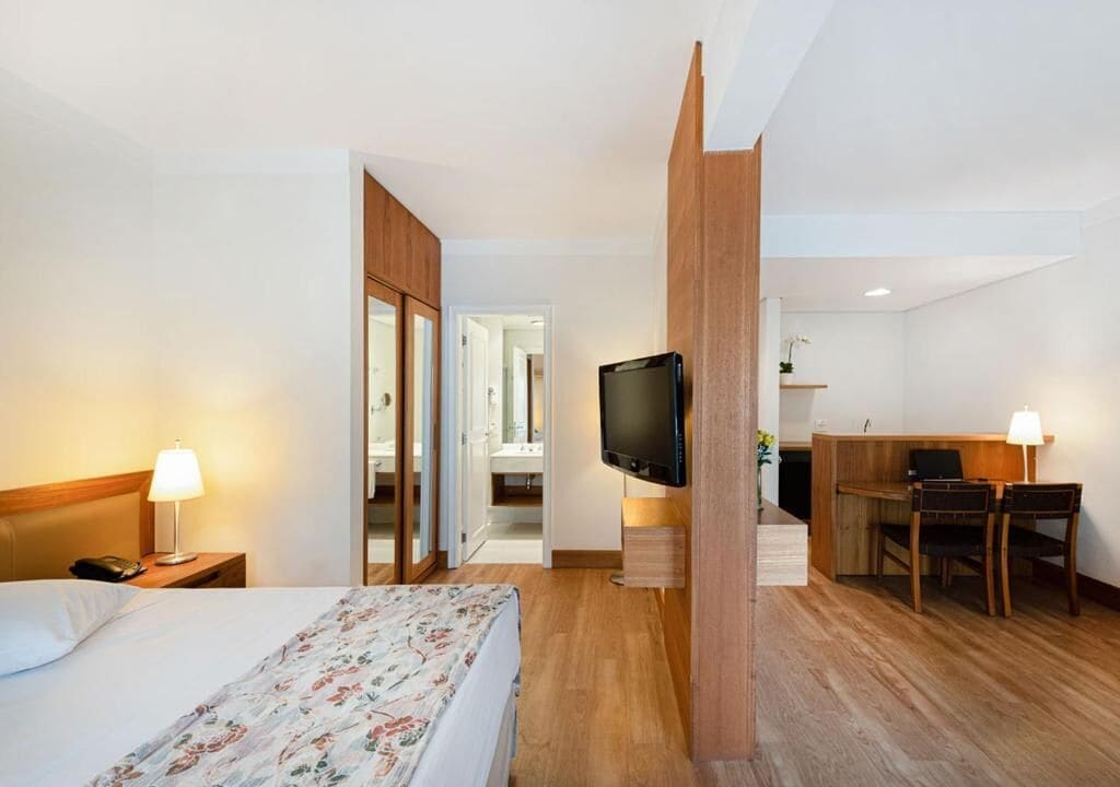 Classic Suite | In-room safe, desk, laptop workspace, blackout curtains