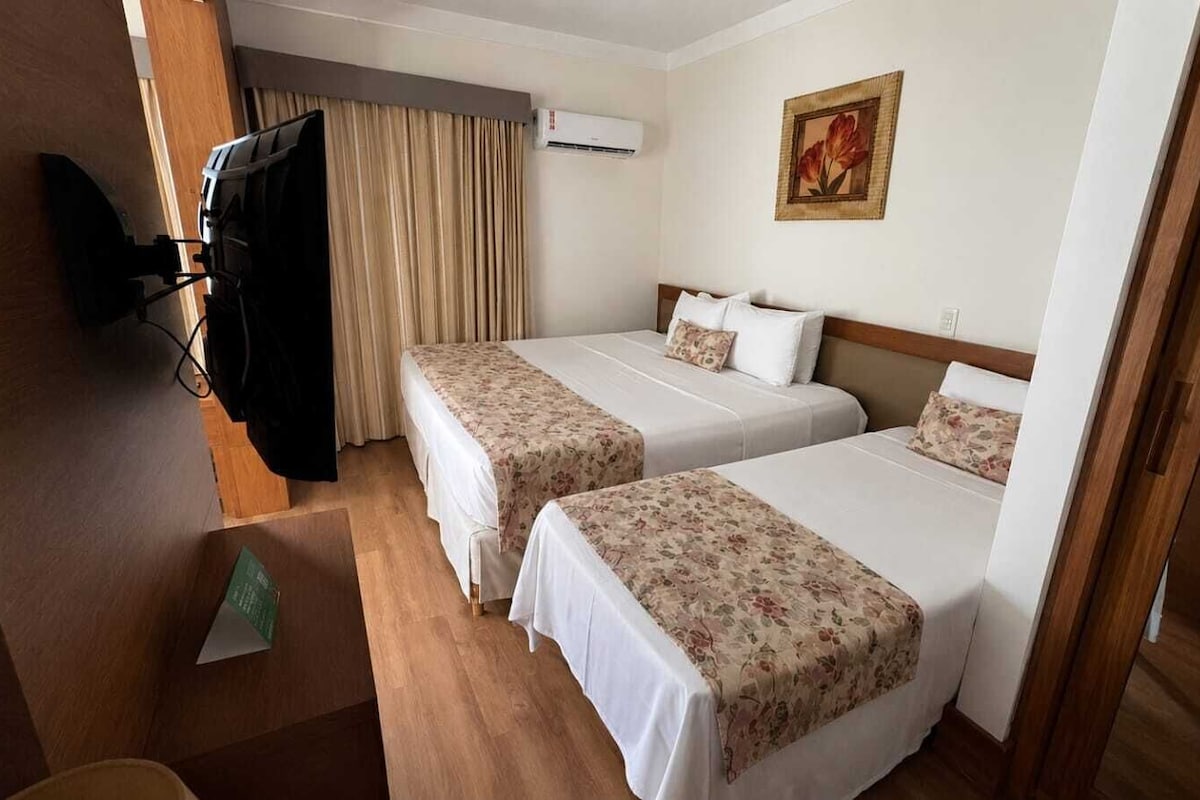 Suíte Triplo | In-room safe, desk, laptop workspace, blackout curtains
