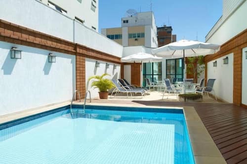 Piscina externa, funciona das 7h às 22h, guarda-sóis, espreguiçadeiras