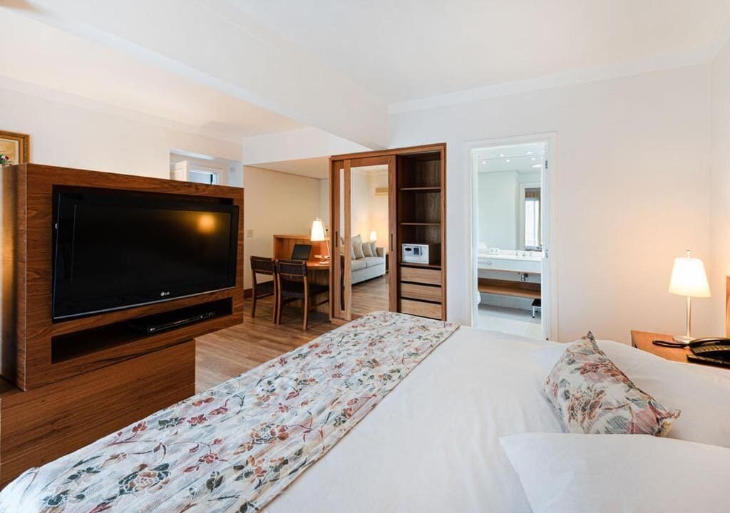 Caja de seguridad en la habitación y escritorio 