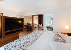 In-room safe, desk, laptop workspace, blackout curtains - Hotel Nacional Inn Residence Campinas Cambuí (Campinas)