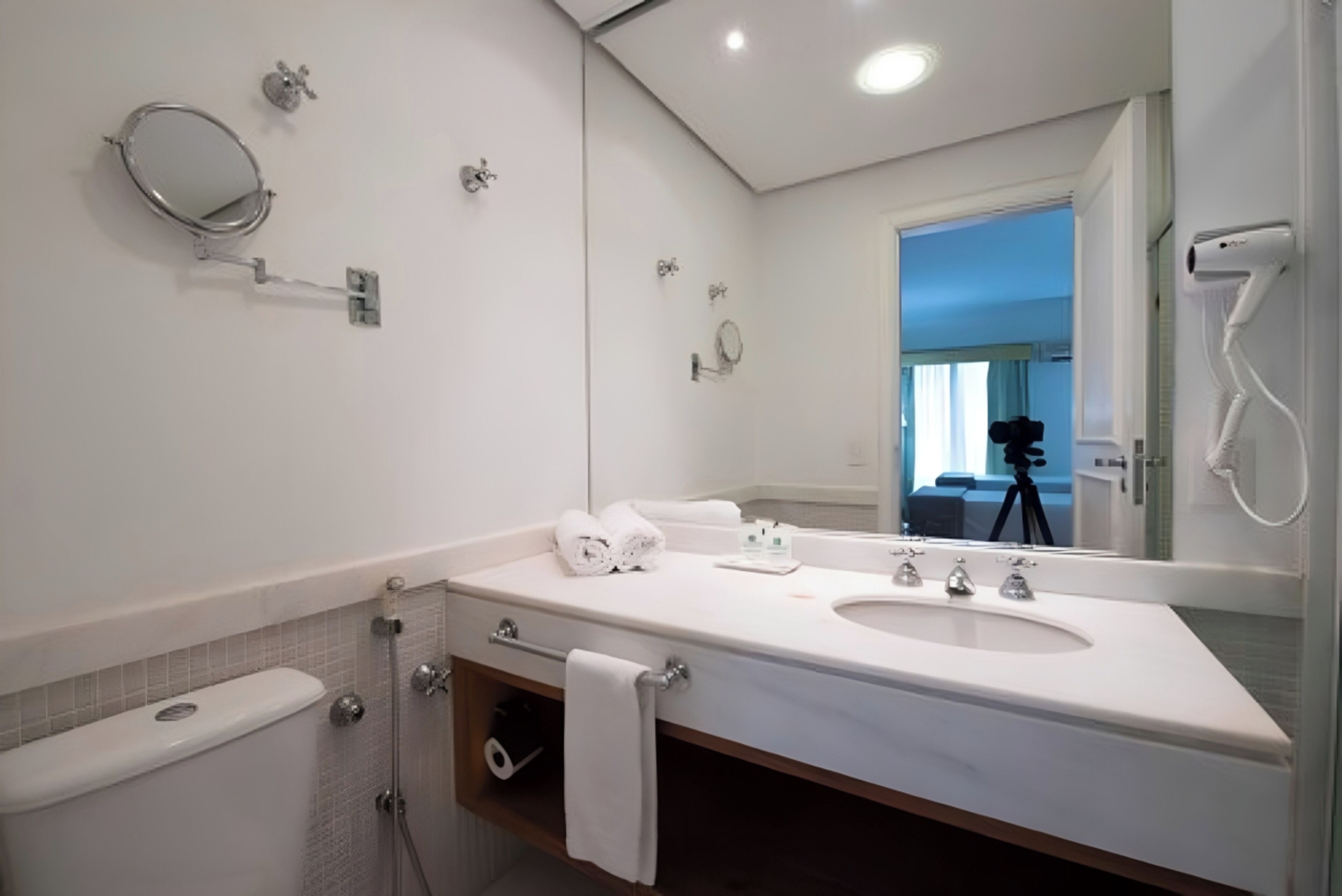 Sèche-cheveux, serviettes fournies, savon, shampoing