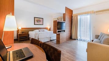 Studiosuite – superior, 1 queensize-seng (Studio) | Safe på rommet, skrivebord og skrivebord for bærbar PC