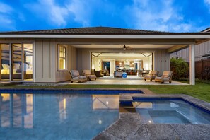 A modern house with a swimming pool, outdoor seating, and a well-lit patio area. - 🏖️Oceanfront Holua Kai Home | A/C + Walk to Pickleball (Kailua Kona)