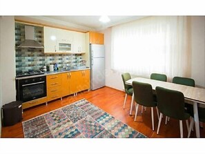 Classic-Apartment | Eigene Kochnische | Kühlschrank, Herdplatte, Geschirrspüler, Kochgeschirr/Geschirr/Besteck