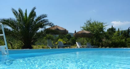 kaunis 200 vuotta vanha kivitalo m. Allas, 15 minuutin päässä merestä