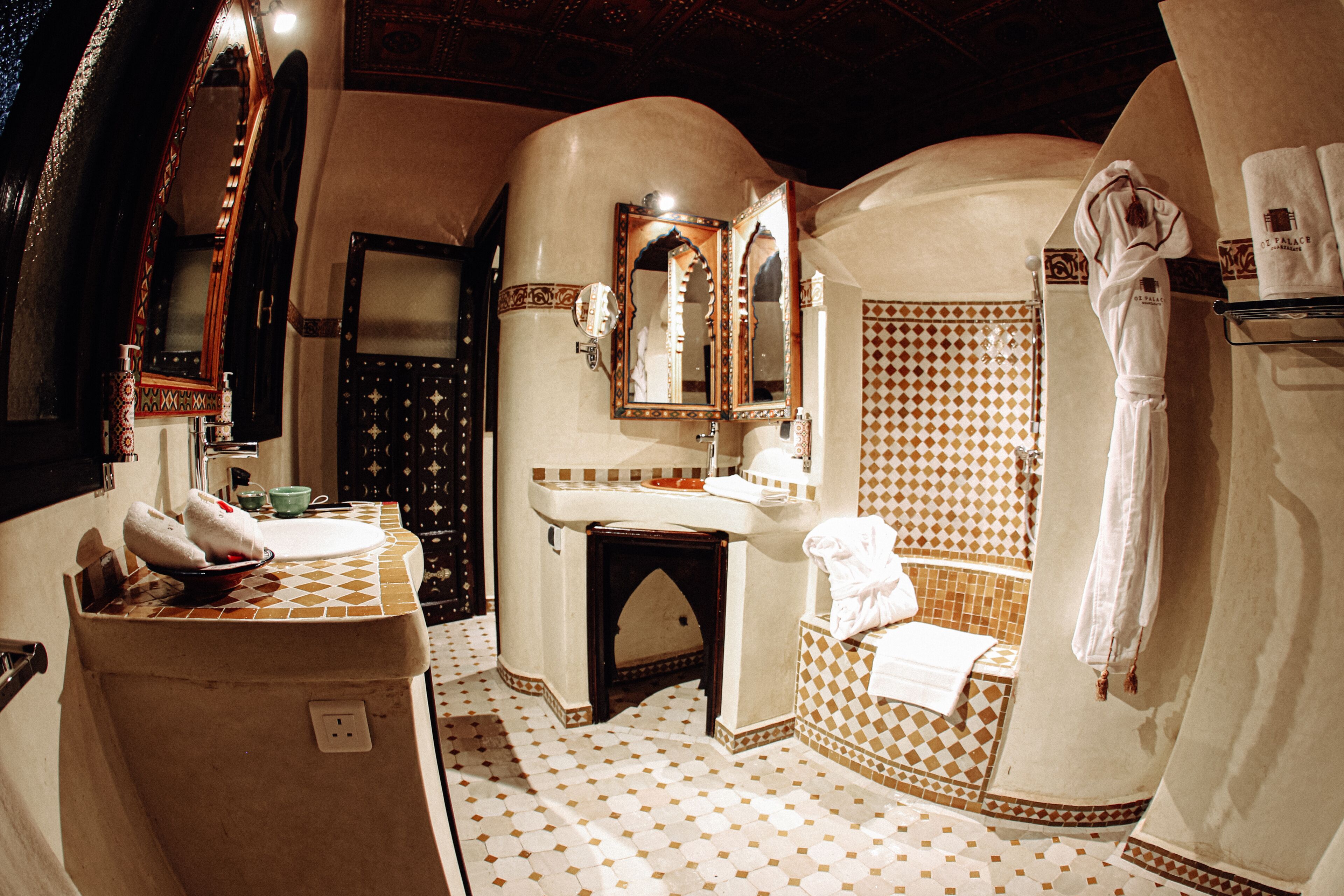 Une salle de bain avec un lavabo, un miroir et une baignoire.