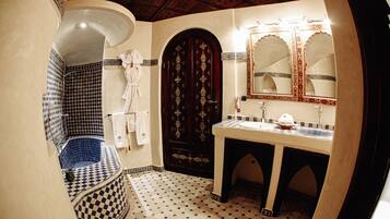 Suite familiare | Bagno | Doccia, set di cortesia firmato, asciugacapelli, accappatoio