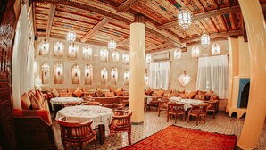 2 من المطاعم؛ يتم تقديم الغداء والعشاء 