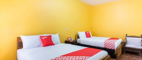 Quarto standard, várias camas | Wi-Fi de cortesia, roupa de cama