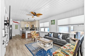 Living area - Annas Cottage | Old Florida Charm Steps To Beach (Bradenton Beach)