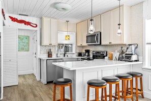 Fridge, microwave, oven, stovetop - Annas Cottage | Old Florida Charm Steps To Beach (Bradenton Beach)