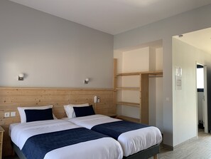 Double Room | Individually decorated, individually furnished, desk, laptop workspace - L'Hacienda Villa Verdé (Breuillet)