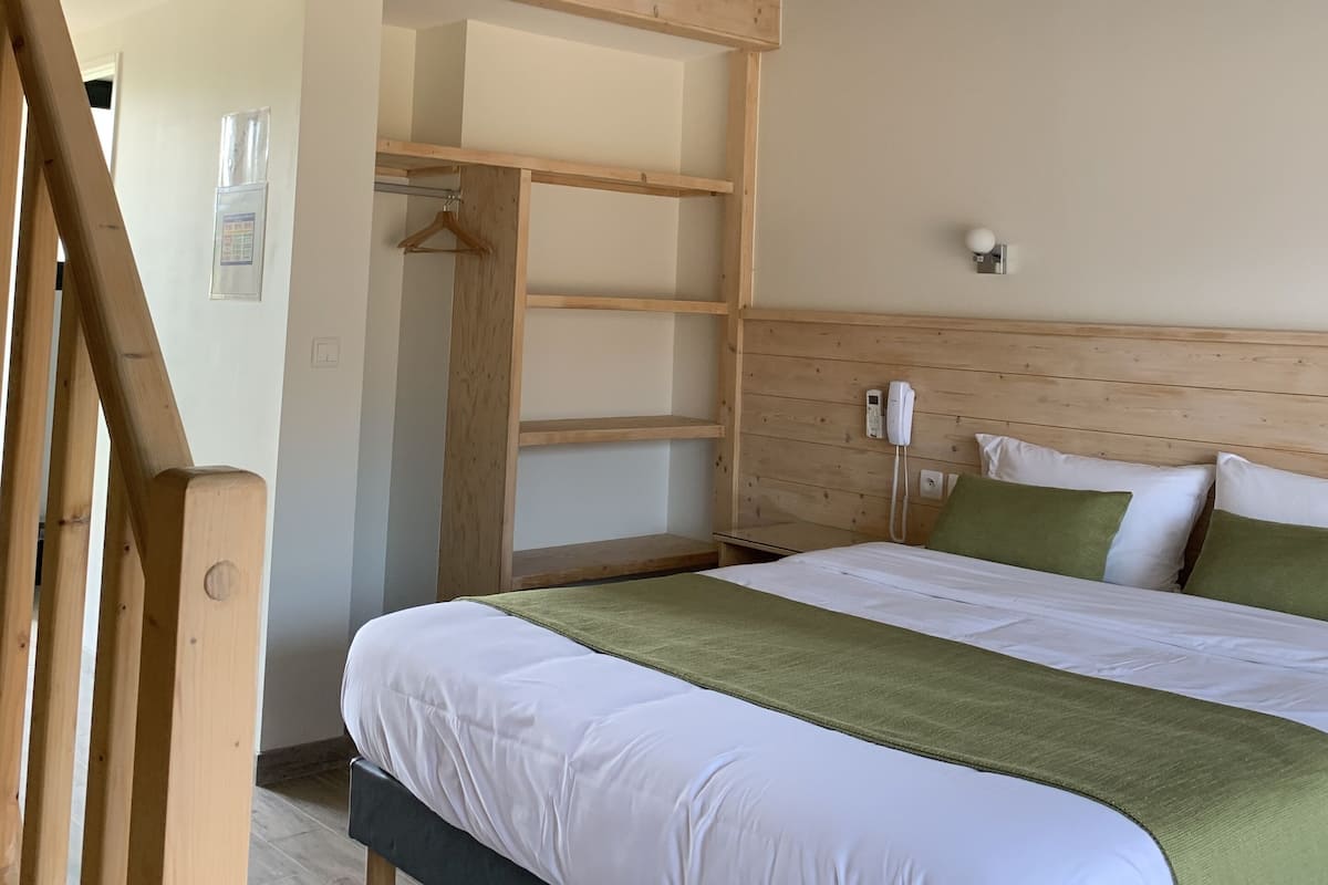 Vierbettzimmer, Mehrere Betten | Schreibtisch, laptopgeeigneter Arbeitsplatz, kostenloses WLAN