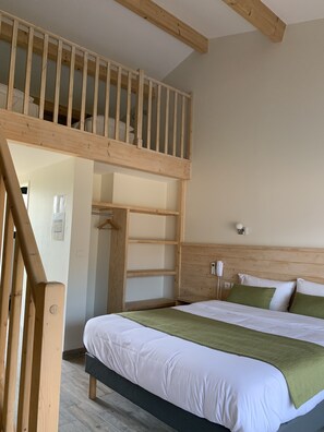 Quadruple Room, 1 Queen Bed and 2 Single Beds | Individually decorated, individually furnished, desk, laptop workspace - L'Hacienda Villa Verdé (Breuillet)