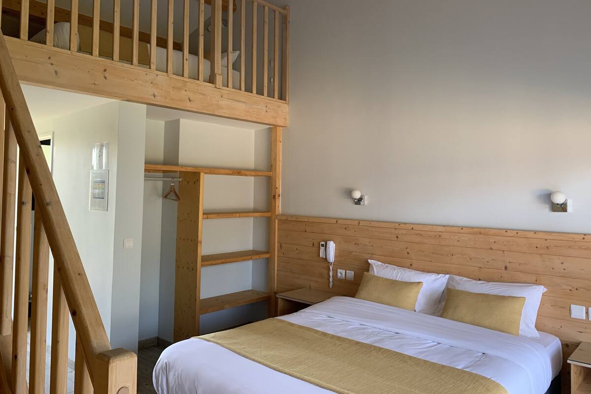 Vierbettzimmer, 2 Queen-Betten | Schreibtisch, laptopgeeigneter Arbeitsplatz, kostenloses WLAN