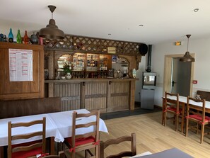 Bar (on property) - L'Hacienda Villa Verdé (Breuillet)