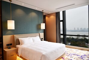 Desk, bed sheets - Wyndham Garden Nanchang Honggutan (Nanchang)