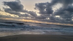 Playa en los alrededores, camastros y toallas de playa 