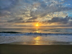 Playa en los alrededores, camastros y toallas de playa 