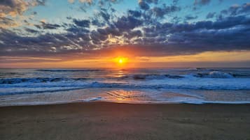 Beach nearby, sun-loungers, beach towels