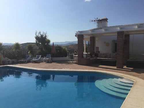 Luxury detatched Spanish Villa Spacious with Private Pool-in Lake Vinuela Valley
