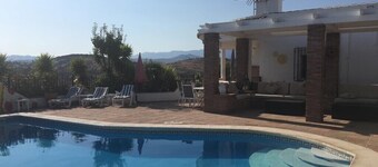Luxueuse villa espagnole détachée spacieuse avec piscine privée dans la vallée du lac Vinuela