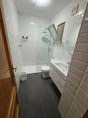 Combined shower/tub, hair dryer, towels, toilet paper