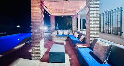 Ylellinen omakotitalo espanjalaisessa huvilassa, tilava, yksityisellä uima-altaalla, Vinuela-järven laaksossa